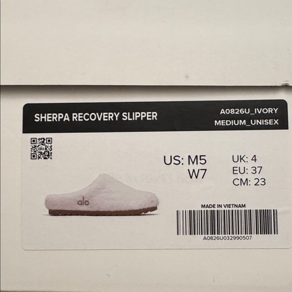 ALO Yoga Cream Recovery Slippers NWT - Picture 6 of 6
